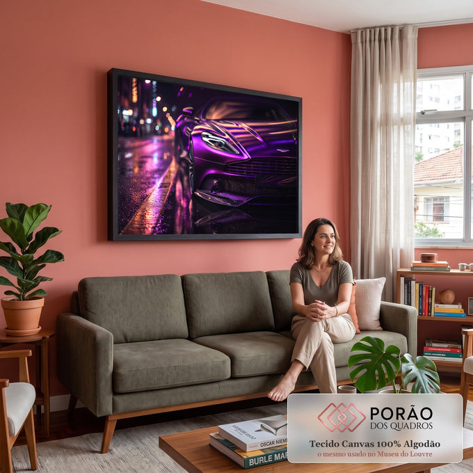 Quadro Decorativo Grande Carro Esportivo para Sala Roxo | quadros decorativos para sala de estar | carro esportivo roxo metálico em close noturno com reflexos na rua molhada | em ambiente 3 | Porao dos Quadros
