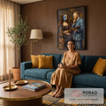 Quadro Decorativo Grande Mona Lisa ao Lado para Sala Azul | quadros decorativos para sala de estar | mulher estilo Mona Lisa com metade do rosto em Noite Estrelada ao lado de Van Gogh pintando | em ambiente 3 | Porao dos Quadros