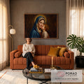 Quadro Decorativo Grande Nossa Senhora Classicismo para Sala | quadros decorativos para sala de estar | mulher com véu azul e auréola dourada abraçando criança de cabelos cacheados ruivos | em ambiente 3 | Porao dos Quadros