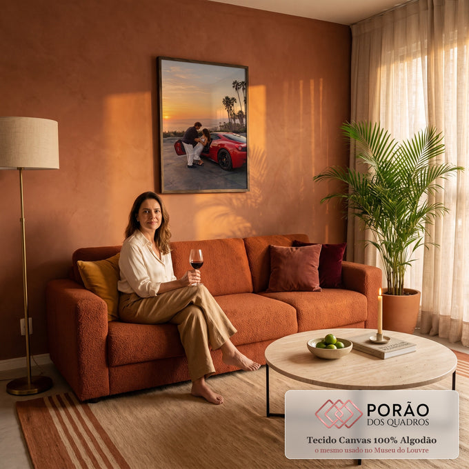 Casal abraçado ao lado de Ferrari vermelha ao pôr do sol com palmeiras e mar, quadro decorativo