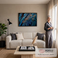 Quadro Decorativo Grande Penas Azuis para Sala Azul | quadros decorativos para sala de estar | close extremo de penas azuis e douradas sobrepostas com textura detalhada | em ambiente 3 | Porao dos Quadros