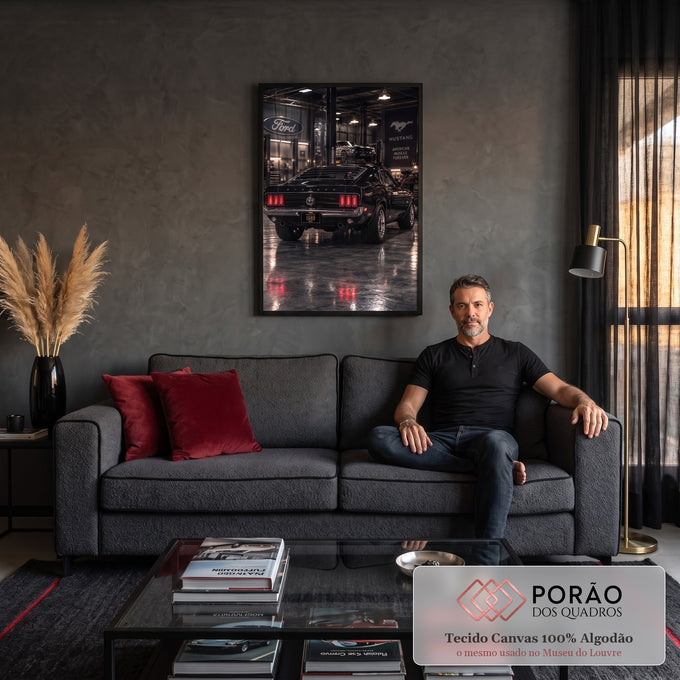 Quadro Decorativo Grande Carro Clássico para Sala Preto | quadros decorativos para sala de estar | carro clássico preto visto de trás com luzes traseiras vermelhas acesas em garagem industrial | em ambiente 3 | Porao dos Quadros