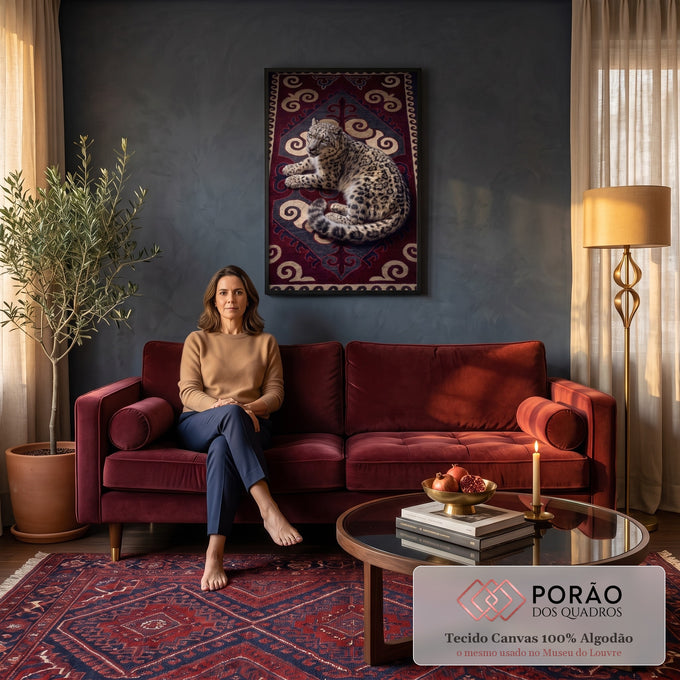 Quadro Decorativo Grande Leopardo das Neves para Sala | quadros decorativos para sala de estar | leopardo-das-neves deitado sobre tapete ornamentado em vermelho e azul | em ambiente 3 | Porao dos Quadros