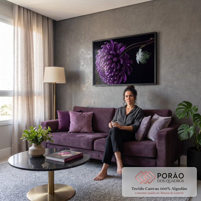 Quadro Decorativo Grande Crisântemo para Sala Roxo | quadros decorativos para sala de estar | crisântemo roxo em close com pétalas cobertas de gotas de orvalho sobre fundo preto | em ambiente 3 | Porao dos Quadros