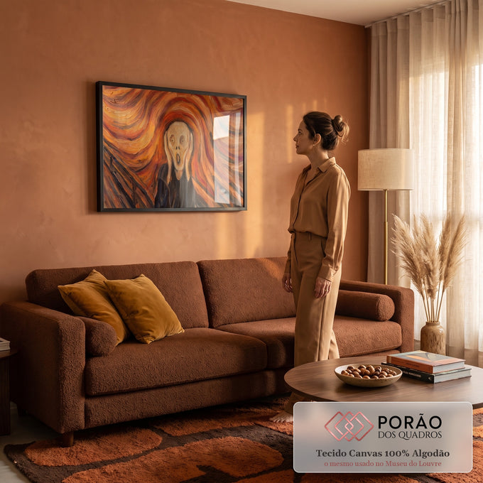 Quadro Decorativo Grande Grito Expressionismo para Sala | quadros decorativos para sala de estar | figura gritando com mãos no rosto sobre fundo de ondas laranja e vermelho | em ambiente 3 | Porao dos Quadros