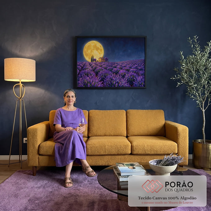 Quadro Decorativo Grande Lua Cheia Dourada para Sala Roxo | quadros decorativos para sala de estar | lua cheia dourada enorme sobre casa e campo de lavanda roxa à noite | em ambiente 3 | Porao dos Quadros