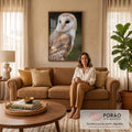 Coruja-das-torres de rosto branco e penas bege sobre fundo verde desfocado, quadro decorativo