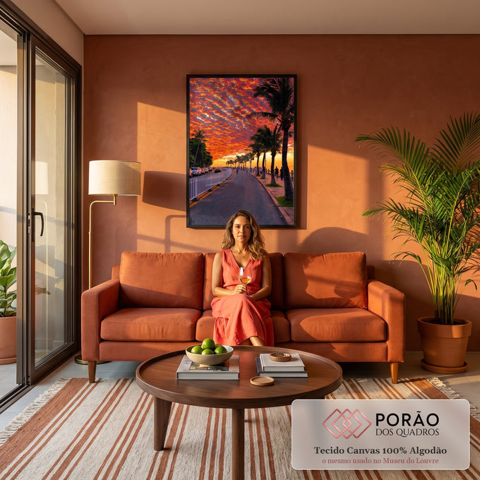 Pôr do sol laranja e vermelho sobre orla com palmeiras, ciclistas e mar ao fundo, quadro decorativo