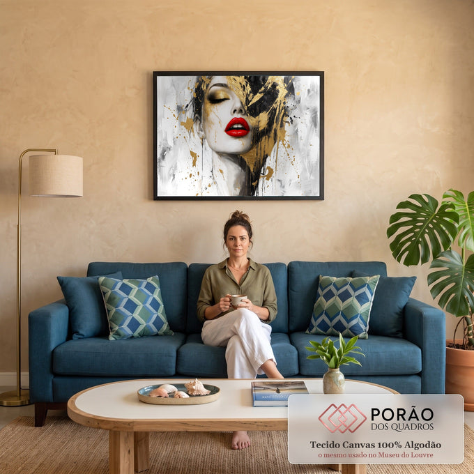 Quadro Decorativo Grande Rosto Lábios Vermelhos para Sala | quadros decorativos para sala de estar | rosto feminino com olhos fechados, lábios vermelhos e respingos de tinta dourada e preta | em ambiente 3 | Porao dos Quadros