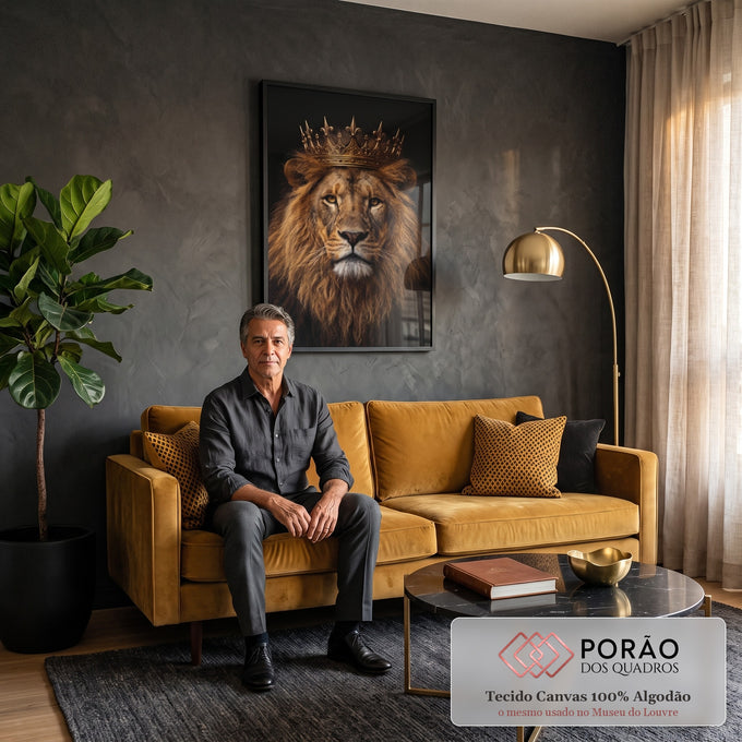 Quadro Decorativo Grande Leão com Coroa Preto para Sala | quadros decorativos para sala de estar | leão com juba dourada usando coroa real sobre fundo preto | em ambiente 3 | Porao dos Quadros