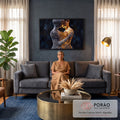 Quadro Decorativo Grande Casal de Fios para Sala Dourado | quadros decorativos para sala de estar | duas figuras de fios prateado e dourado abraçadas com coração luminoso entre elas | em ambiente 3 | Porao dos Quadros