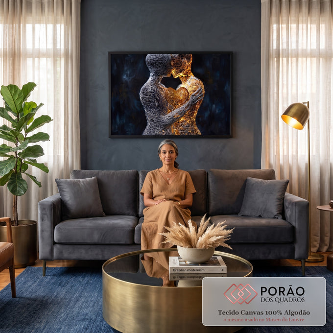 Quadro Decorativo Grande Casal de Fios para Sala Dourado | quadros decorativos para sala de estar | duas figuras de fios prateado e dourado abraçadas com coração luminoso entre elas | em ambiente 3 | Porao dos Quadros