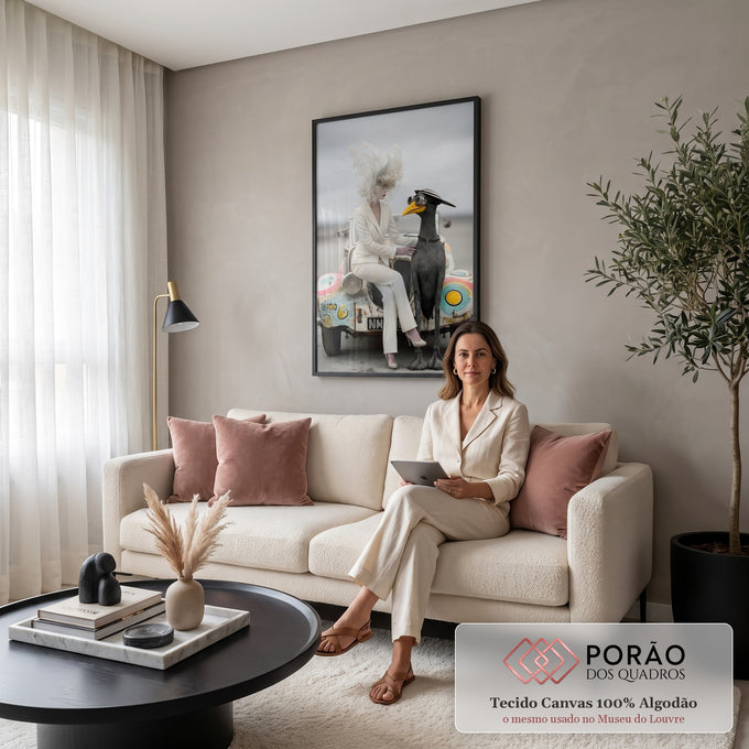 Mulher de terno branco e plumas com corvo de óculos em carro antigo pintado, quadro decorativo