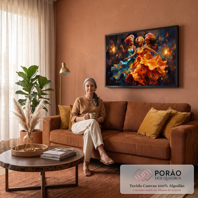 Quadro Decorativo Grande Mulheres Africanas para Sala | quadros decorativos para sala de estar | três mulheres de turbante dançando em vestidos azul e laranja com fundo abstrato colorido | em ambiente 3 | Porao dos Quadros