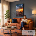 Banco de madeira em colina diante de rio sob pôr do sol laranja e nuvens escuras, quadro decorativo