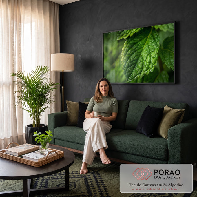 Quadro Decorativo Grande Folha de Hortelã para Sala Verde | quadros decorativos para sala de estar | folha verde em macro com nervuras e gotículas de água visíveis | em ambiente 3 | Porao dos Quadros