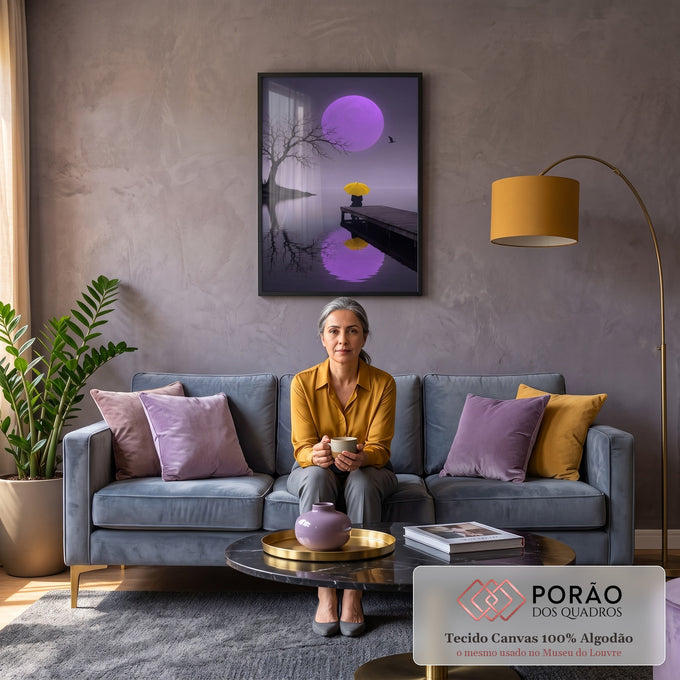Lua roxa, árvore seca e pessoa com guarda-chuva amarelo no píer refletidos no lago, quadro decorativo