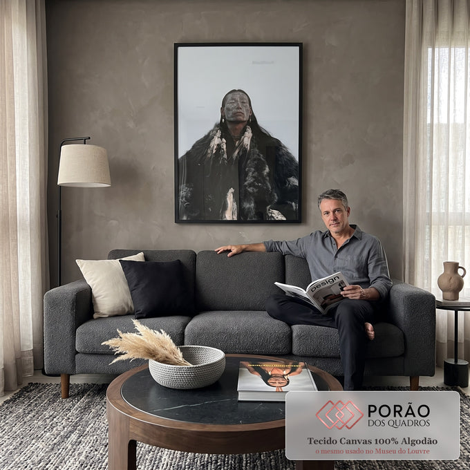 Quadro Decorativo Guerreiro Indígena com Manto de Pele | quadros decorativos para sala de estar | homem indígena com pintura facial cinza e manto de pele contra céu claro | em ambiente 3 | Porao dos Quadros
