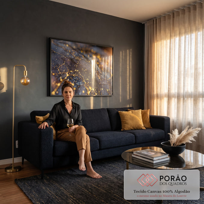 Quadro Decorativo Grande Textura Rachada para Sala Preto | quadros decorativos para sala de estar | textura preta rachada com veios dourados e luzes bokeh desfocadas ao fundo | em ambiente 3 | Porao dos Quadros