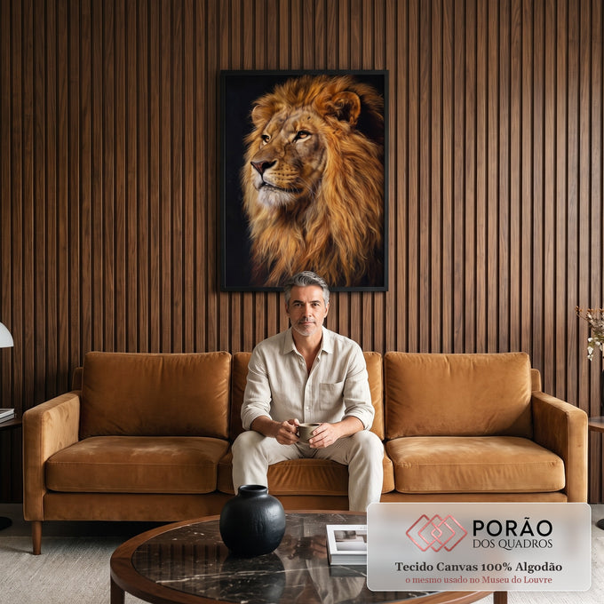 Quadro Decorativo Grande Leão Retrato Juba para Sala Dourado | quadros decorativos para sala de estar | leão com juba dourada volumosa e olhos âmbar sobre fundo preto | em ambiente 3 | Porao dos Quadros