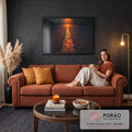 Quadro Decorativo Grande Estrada Noturna para Sala Preto | quadros decorativos para sala de estar | close-up de estrada noturna com linha amarela central e luz âmbar ao fundo | em ambiente 3 | Porao dos Quadros