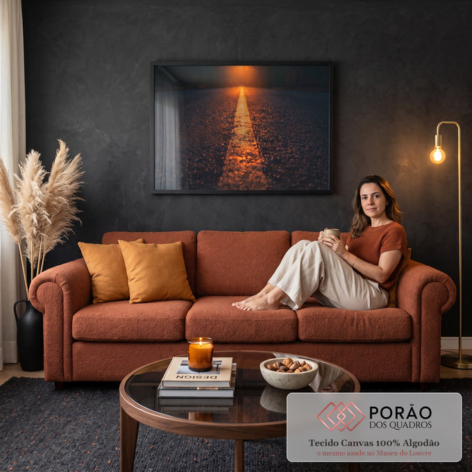 Quadro Decorativo Grande Estrada Noturna para Sala Preto | quadros decorativos para sala de estar | close-up de estrada noturna com linha amarela central e luz âmbar ao fundo | em ambiente 3 | Porao dos Quadros