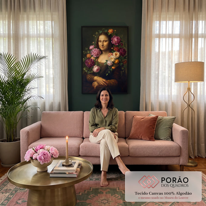 Quadro Decorativo Grande Mona Lisa Clássico para Sala Rosa | quadros decorativos para sala de estar | retrato de mulher clássica emoldurada por guirlanda de peônias e rosas em tons rosados | em ambiente 3 | Porao dos Quadros