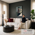 Mulher de chapéu e casaco preto entre cegonhas brancas de bico vermelho e escada branca, quadro decorativo