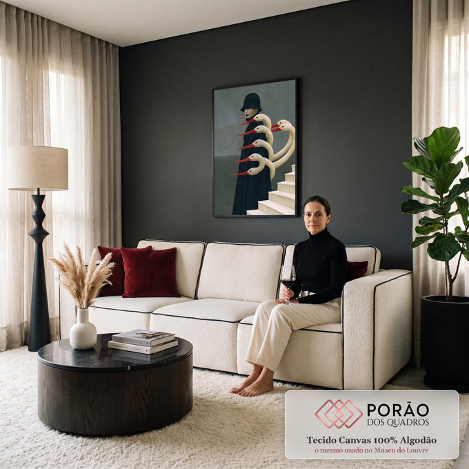 Mulher de chapéu e casaco preto entre cegonhas brancas de bico vermelho e escada branca, quadro decorativo