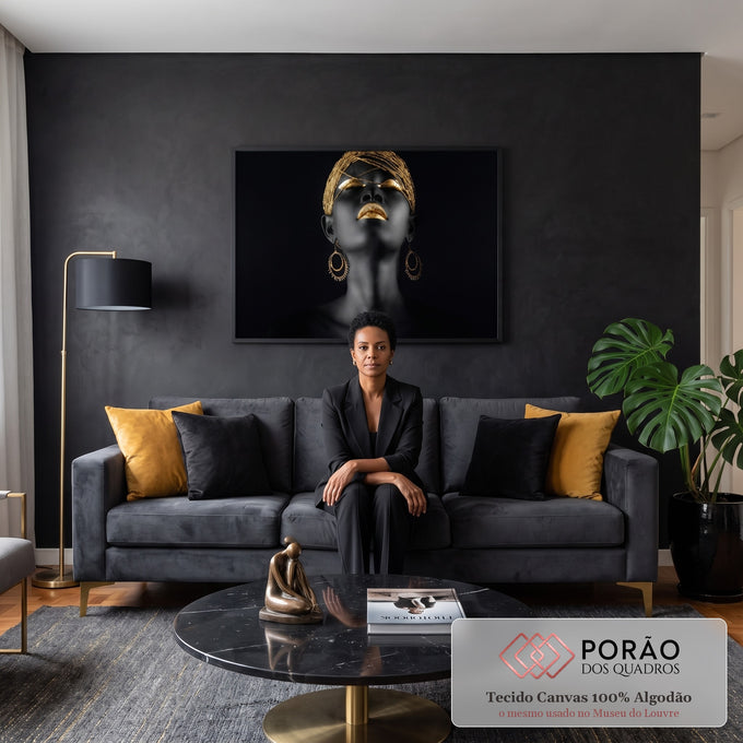 Mulher negra de rosto erguido com batom, cílios, brincos e touca de miçangas dourados, quadro decorativo