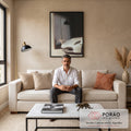 Quadro Decorativo Grande Filhote de Leão para Sala Preto | quadros decorativos para sala de estar | filhote de leão espiando atrás de carro esportivo branco em vão escuro | em ambiente 3 | Porao dos Quadros