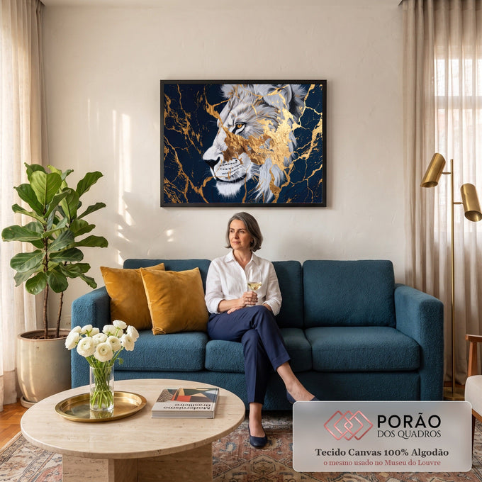 Quadro Decorativo Grande Leão Branco para Sala Azul | quadros decorativos para sala de estar | leão branco de perfil com rachaduras douradas sobre fundo azul marmorizado | em ambiente 3 | Porao dos Quadros