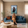Quadro Decorativo Grande Cavalo Mergulhado para Sala Azul | quadros decorativos para sala de estar | cavalo marrom emergindo do mar turquesa com veleiro ao fundo | em ambiente 3 | Porao dos Quadros