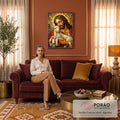 Quadro Decorativo Grande Jesus Bom Pastor para Sala | quadros decorativos para sala de estar | Jesus Cristo segurando um cordeiro branco em mosaico dourado e vermelho | em ambiente 3 | Porao dos Quadros