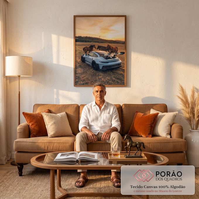 Porsche 911 GT3 RS branco com três cavalos em campo dourado ao pôr do sol, quadro decorativo