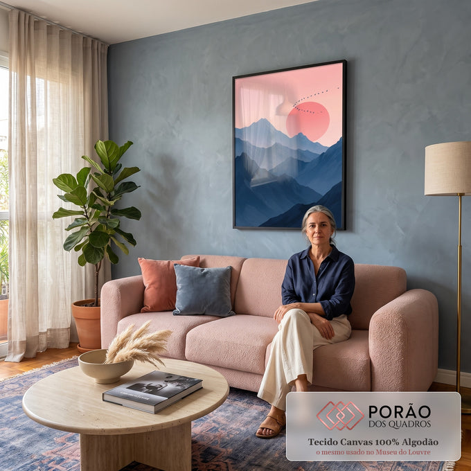 Montanhas azuis em camadas com grande sol rosa e bando de pássaros no céu pastel, quadro decorativo