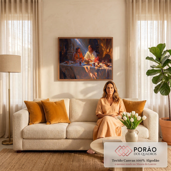 Quadro Decorativo Grande Jesus e Discípulo para Sala Laranja | quadros decorativos para sala de estar | dois homens à mesa com pão e vinho sob feixe de luz dourada | em ambiente 3 | Porao dos Quadros