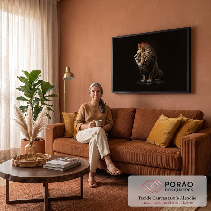 Leão de perfil sentado com coroa e juba de penas douradas sobre fundo preto, quadro decorativo