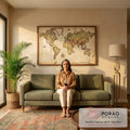 Quadro Decorativo Grande Mapa Mundi para Escritório Bege | quadros decorativos para sala de estar | mapa-múndi antigo em tons sépia com rosa dos ventos e veleiro ilustrado | em ambiente 3 | Porao dos Quadros