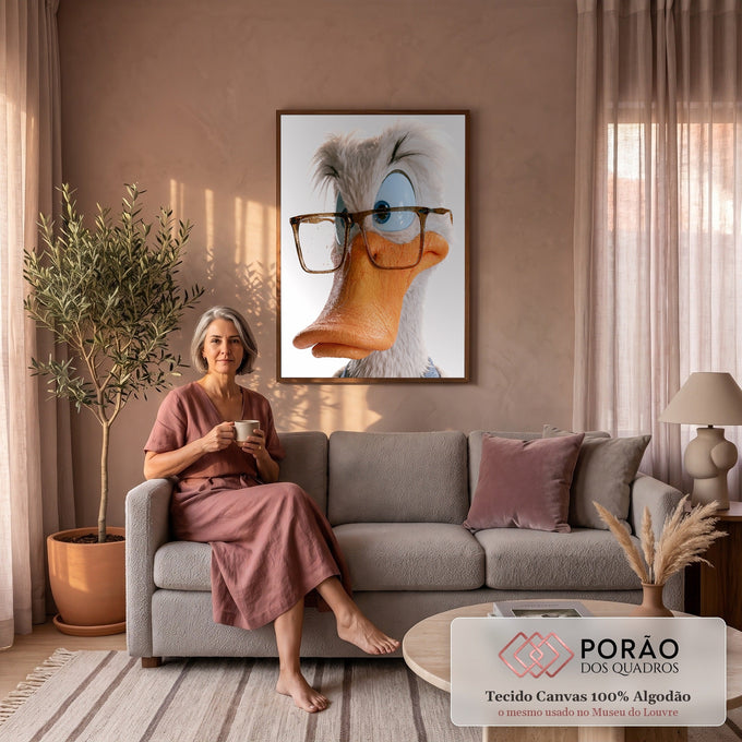 Pato branco em 3D com óculos grandes, olhos azuis e bico laranja sobre fundo branco, quadro decorativo