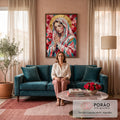 Quadro Decorativo Grande Nossa Senhora Vermelho para Sala | quadros decorativos para sala de estar | Nossa Senhora em oração com véu rosa e turquesa, auréola dourada sobre fundo de rosas vermelhas | em ambiente 3 | Porao dos Quadros
