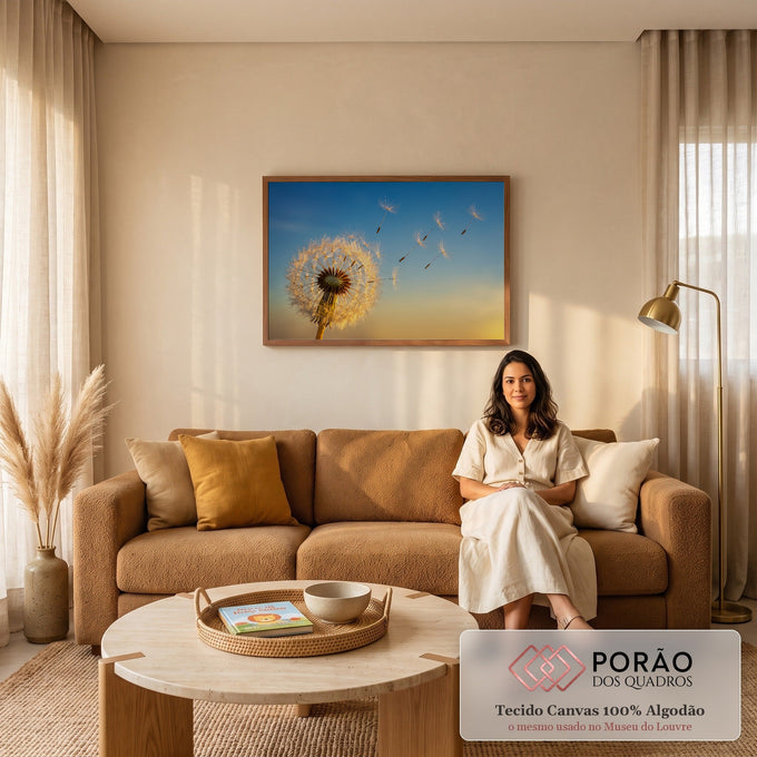 Dente de leão iluminado soltando sementes ao vento em céu azul e dourado ao entardecer, quadro decorativo