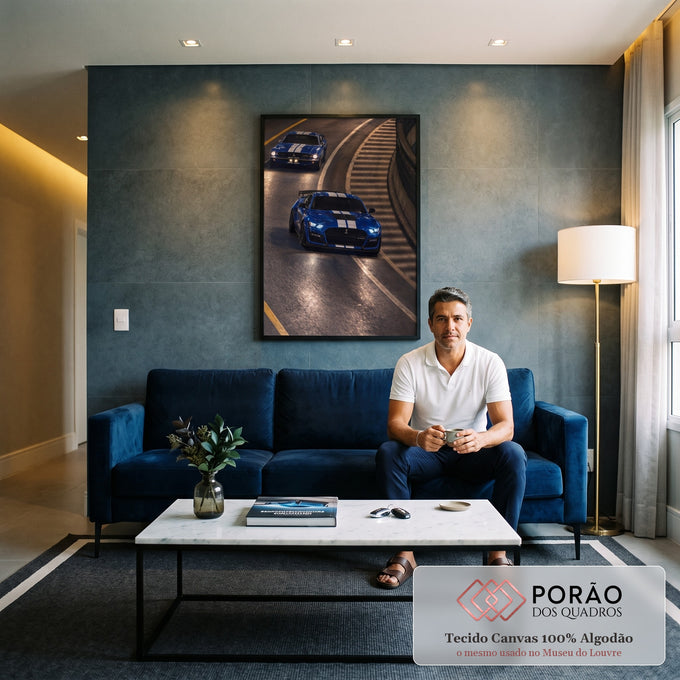 Quadro Decorativo Grande Mustang Shelby GT500 para Sala Azul | quadros decorativos para sala de estar | dois carros esportivos azuis com listras brancas em pista noturna iluminada | em ambiente 3 | Porao dos Quadros