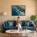 Vista aérea de praia tropical com bangalôs de palha, coqueiros, lancha e mar turquesa, quadro decorativo