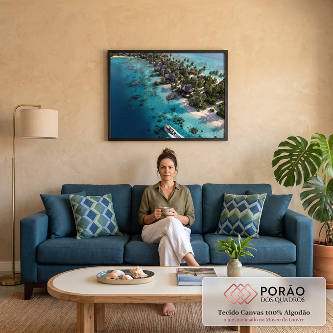 Vista aérea de praia tropical com bangalôs de palha, coqueiros, lancha e mar turquesa, quadro decorativo