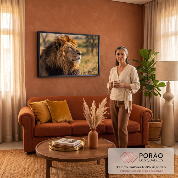 Leão macho de perfil com juba farta iluminada pelo sol dourado da savana africana, quadro decorativo