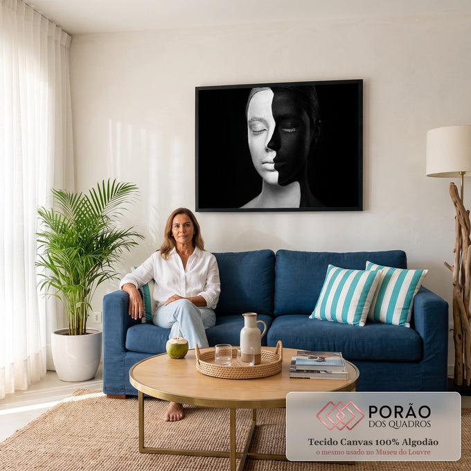 Rosto feminino metade branco metade preto em body paint, olhos fechados, fundo preto, quadro decorativo