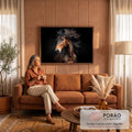 Retrato de cavalo castanho com crina escura esvoaçante e luz dramática sobre fundo preto, quadro decorativo