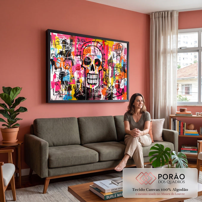 Caveira em grafite estilo Basquiat com rabiscos e respingos rosa, laranja e amarelo, quadro decorativo
