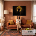 Jesus Cristo de perfil em silhueta com auréola dourada luminosa sobre fundo preto, quadro decorativo